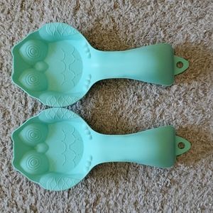Set of turquiose silicone owl spoon rests